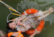 辅警从高桥跳下救人,湄潭县：女子不慎从10米高桥坠河，路过辅警一跃而下将其救起，你怎么看？