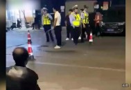 男子醉酒袭警被刑拘,男子醉酒袭警被刑拘视频