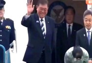 日首相向韩国旗鞠躬,日本首相鞠躬