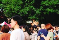 高考考场外统一动作,高考考场外的场景