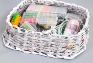 用旧报纸盛学生午餐,旧报纸再利用