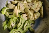 住酒店把饭菜倒床上,酒店床上吃饭弄油了怎么办