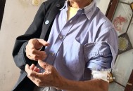 大爷被狗扑倒撕咬,小狗扑咬七旬老人