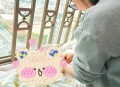 月嫂疏忽摔伤婴儿,月嫂瞌睡将刚出生婴儿掉地摔伤，负责人:她太累了。这事儿你怎么看？