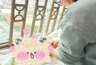 月嫂疏忽摔伤婴儿,月嫂瞌睡将刚出生婴儿掉地摔伤，负责人:她太累了。这事儿你怎么看？