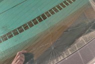 88岁老人拉石头修坑,汽车a柱被石子砸个坑能修复么？