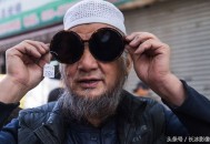 88岁老人拉石头修坑,石头磨盘坑怎么挖？