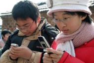 要求学生砸毁手机,河南南阳某中学对不交手机的学生没收手机并砸毁，作为家长你会支持学校这样做吗？