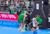 赵继伟受伤,赵继伟受伤瞬间曝光，落地时左脚踝扭转90°，与海沃德的情况相似，你怎么看？