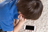 3岁下不接触电子屏,小孩不能看电子屏幕