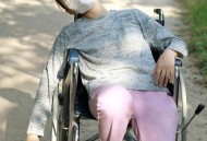 害怕丢工作活埋儿子,58岁儿子嫌弃瘫痪母亲将其活埋，照顾年老的父母你有多少耐心？