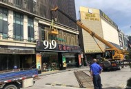 商家将店名贴交通牌,店铺门口被交警贴