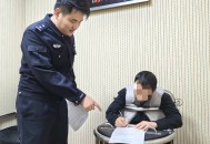 男子偷邻居旧鞋被抓,男子偷邻居旧鞋被抓了