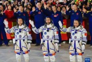 神20航天员今天返回,神十航天员回家