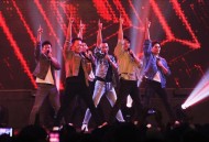 听到台湾激动哭了,询问台湾红孩儿组合的成立与解散？