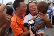 人贩子扬言出狱报复,人贩子已经从良多年，被曾经的受害者看到，打成重伤，违法吗？