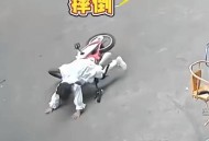 女童骑滑板被撞死,小女孩骑滑板车被撞