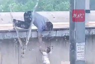幼童掉入站台缝隙,南宁东站，一名4岁男童趁着母亲不注意，嬉闹时掉入站台缝隙处，怎么看待民警救男童？