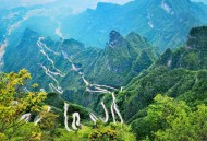 汽车攀爬天门山天梯,天门山天梯为什么不让走了？