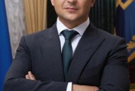 泽连斯基穿上正装,泽连斯基为什么在冲突期间讲话一直穿便衣，不穿正装呢？什么原因？