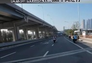 隧道遇逆行摩托车,汽车右转与逆行摩托车相撞怎么划分责任？