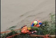 老人被困家中淹死,钦州连日暴雨村庄迅速被淹，数十人被困家中，包括多名老人和小孩，消防紧急救援, 你怎么看？