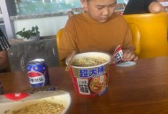 服务区全是泡面人,服务区泡面为什么这么贵？
