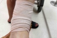 坐卧铺被上铺穿错鞋,乘客从硬卧上铺摔伤谁来担责？