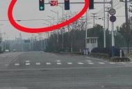 绿灯亮了不走也违法,绿灯不走多长时间算违章？