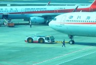 一飞机出现在马路上,飞机开到马路上