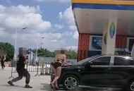 加油站请女模搞促销,加油站请模特