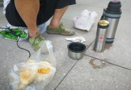 单元门掉落砸伤2老人,在球场打球，射球时球下落砸到在场边的老人，导致她摔倒然后骨折，去？