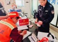 翻10吨垃圾找回10万,扎心？环卫工翻10吨垃圾找失主2万元，失主背手看，如何评价？