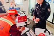 翻10吨垃圾找回10万,扎心？环卫工翻10吨垃圾找失主2万元，失主背手看，如何评价？