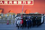 国庆升旗仪式视频,下大雨的时候,天安门广场升旗吗？