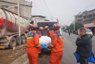 水泥泄漏致多车碰撞,散装水泥罐车泄漏怎么处理？