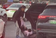 强行搂抱19岁女店员,胆大妄为！遂宁一男子对女营业员搂抱袭胸被行拘, 你怎么看？