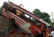 140人客机被气球撞,飞机撞气球