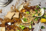 点6元饭摔伤索赔21万,客人在饭店摔倒了，要求赔偿？