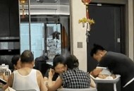 女子用餐碗给娃接尿,为什么猫在自己吃饭的碗里尿尿？