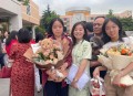 请假陪女儿高考被开,参加高考的学生家长，专门请假陪考，这样对孩子好吗？