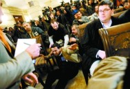 台民众高喊是中国人,当年向小布什扔鞋的那位记者是谁?现在怎么样了？