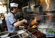 多人在餐厅后厨跳舞,多人在餐厅后厨跳舞视频