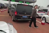 男子站引擎盖上砸车,男子站引擎盖上砸车视频