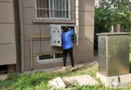 夫妻桑拿房窒息身亡,洗澡用电的还是燃气的好？