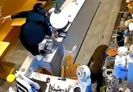 奶茶倒他人头上逃跑,把奶茶故意泼别人身上犯法吗