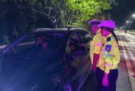 市民在火灾现场放花,常德市民外出家中失火，交警铁骑送其回家救火, 你怎么看？