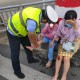 妈妈被娃抱摔倒,两个儿童搂着摔倒责任划分标准？