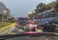 拒绝加塞被3男辱骂,开车在路上，越过实线强硬加塞不成功还要骂正常行驶的驾驶员，这种人是否心态不正？