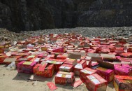 销毁烟花爆竹致4人伤,烟花爆竹“四超两改”和“三违”是指什么？